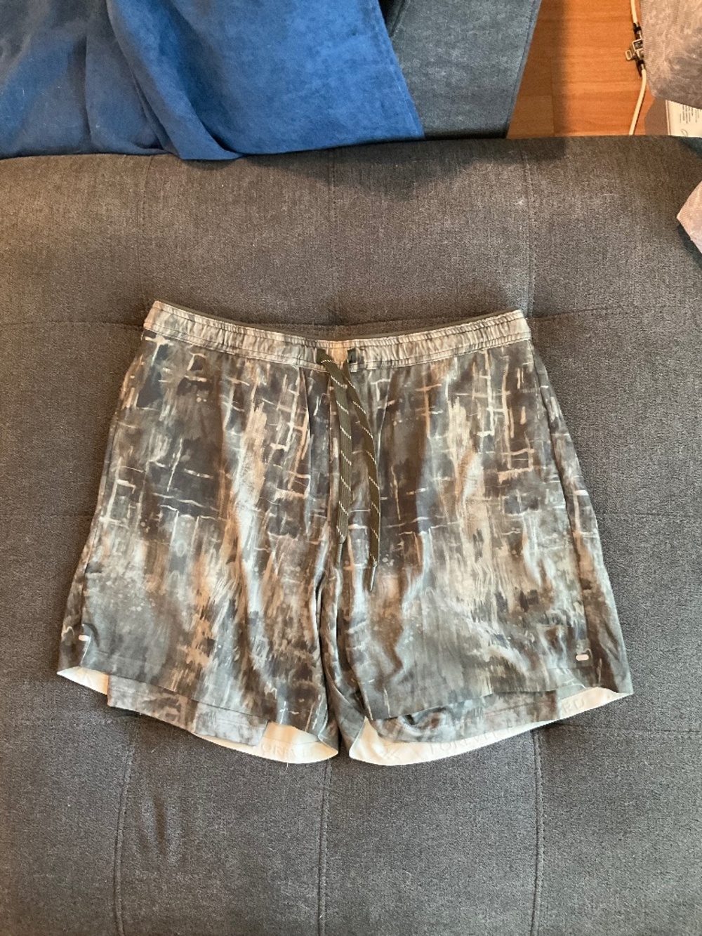 EUC Rhone Gray Graphic  Lined Athletic Shorts Waist 32' Inseam 5"